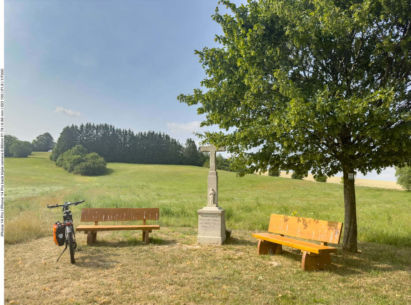 Kurze Rast am Mahnmal eines im WW1 gefallenen Soldaten 