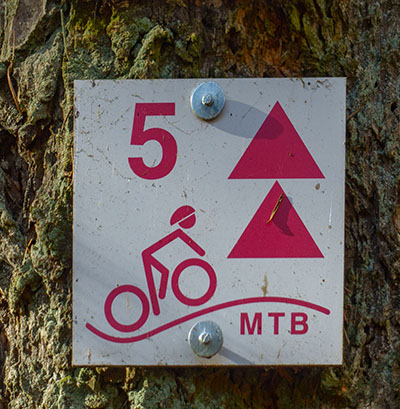 Kennzeichnung der MTB-Strecke 5 "Eingew&ouml;hnungstour" 
