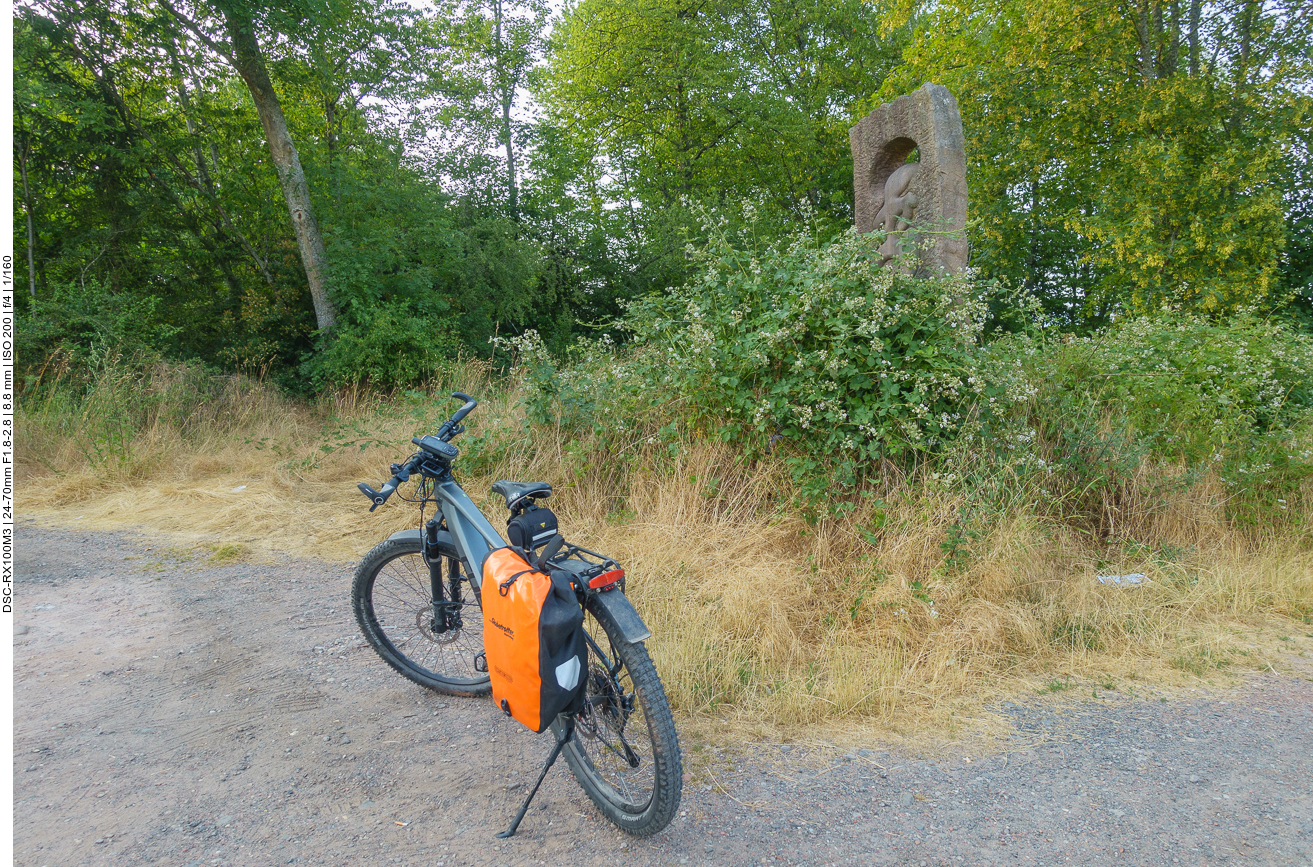 Am Kunstobjekt Eisenschmelze ... 