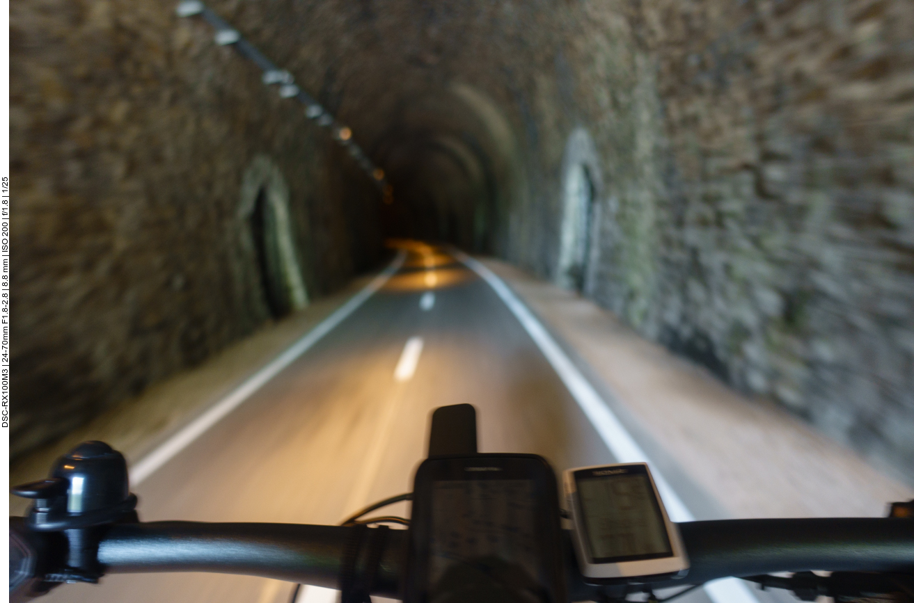 ... er ist sogar beleuchtet. Der folgende moderne Tunnel leider nicht 