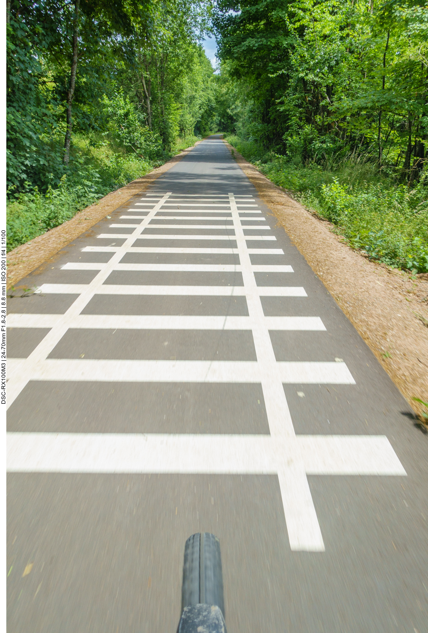 Immer wieder weisen solche Markierungen auf die urspr&uuml;ngliche Bahnstrecke hin 