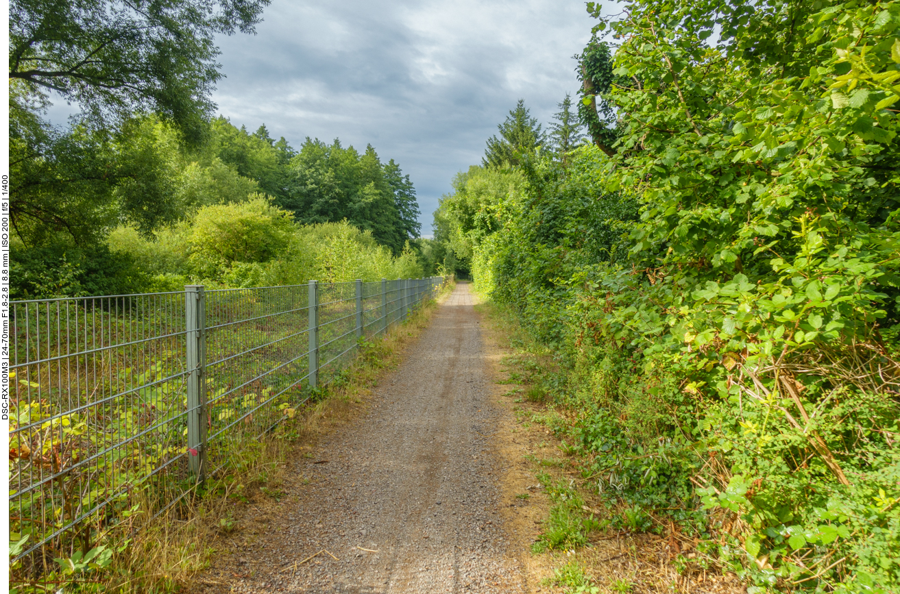 Schmaler Schotterweg 