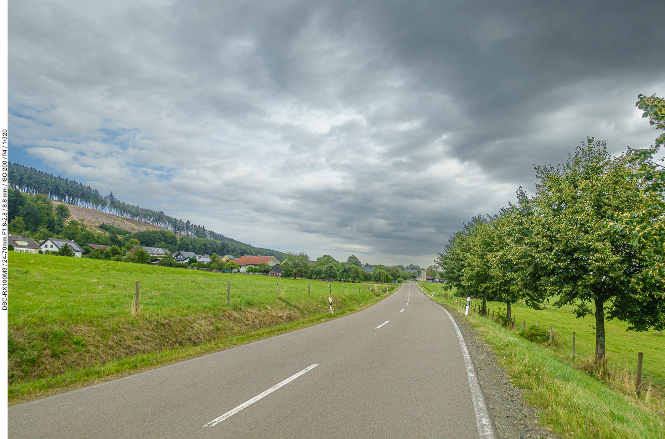 Dann geht es laaange auf einer Straße weiter