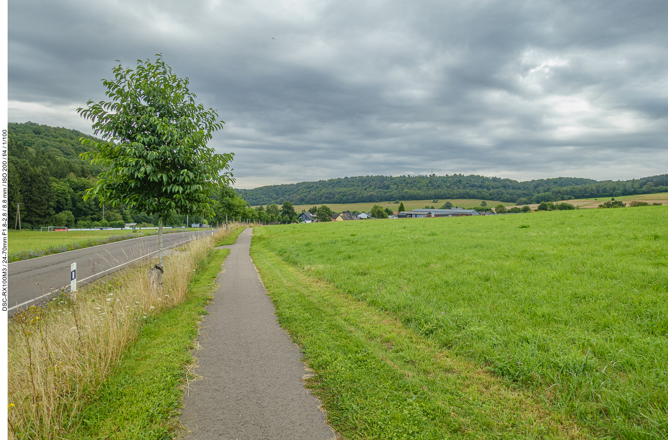 Lieber auf dem schmalen Weg, als auf der Stra&szlig;e fahren