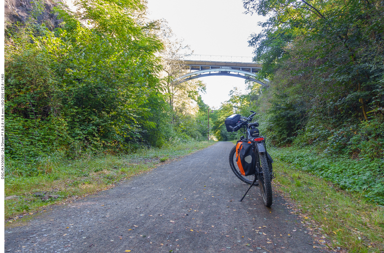 Brücke über Radweg und Glan