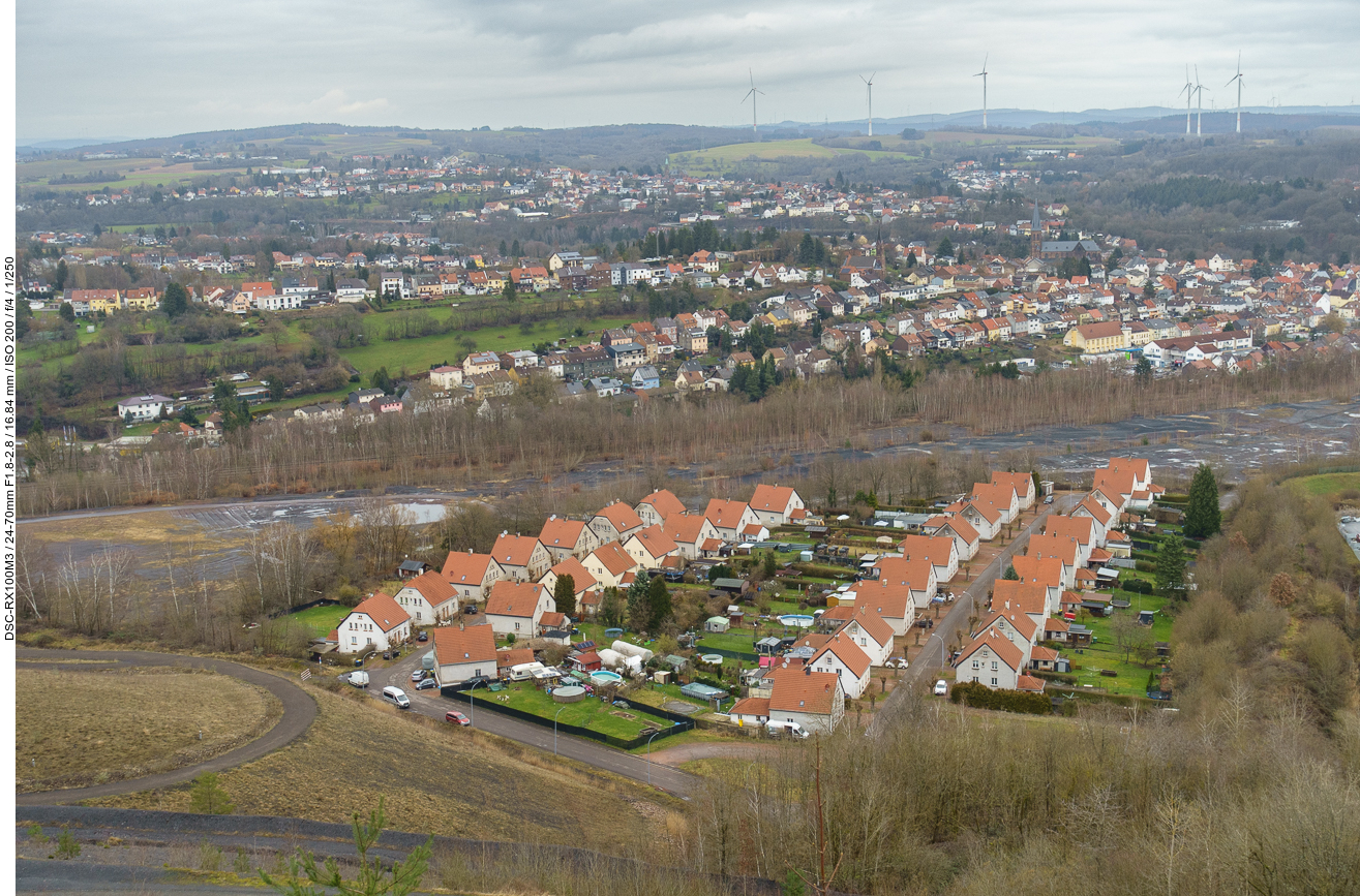 Blick von der Bergehalde Reden auf die zwischen 1920 und 1922 durch die französische Gesellschaft Mines domaniales françaises de la Sarre errichtete Bergarbeiterkolonie Madenfelderhof