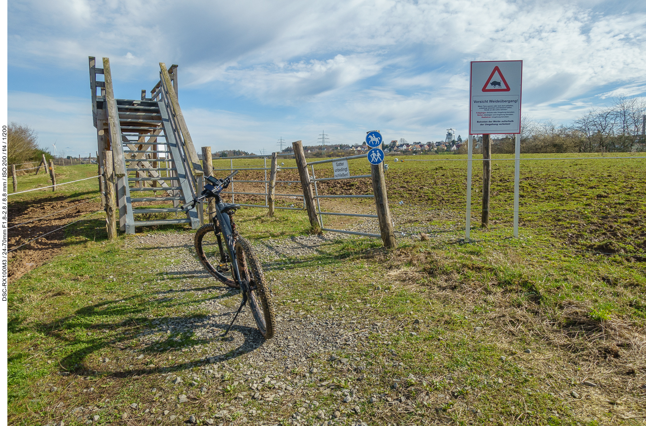 Das schwere Rad &uuml;ber die Treppen tragen oder &uuml;ber die Weide schieben?