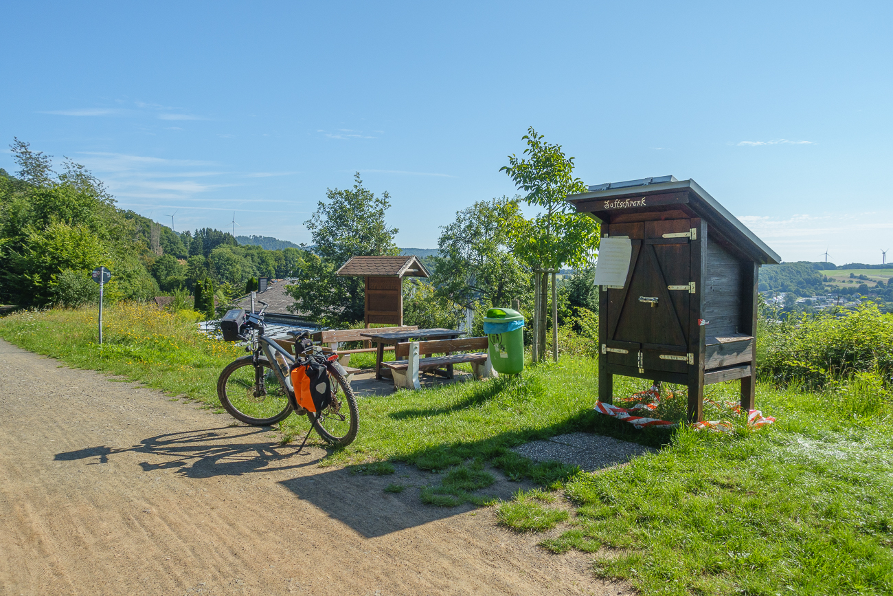 Am Saftschrank bei Oberkirchen ...