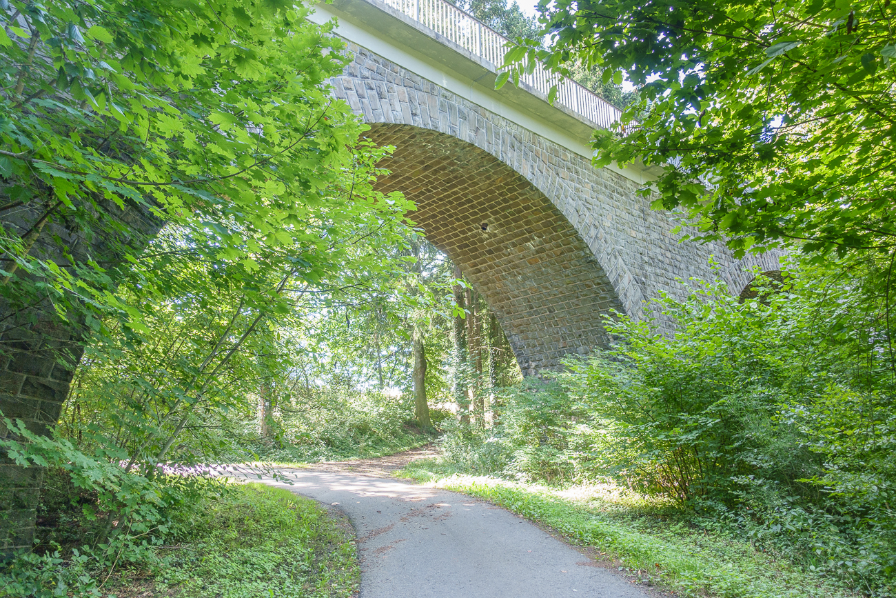 Die Oberkircher Talbrücke von unten ...