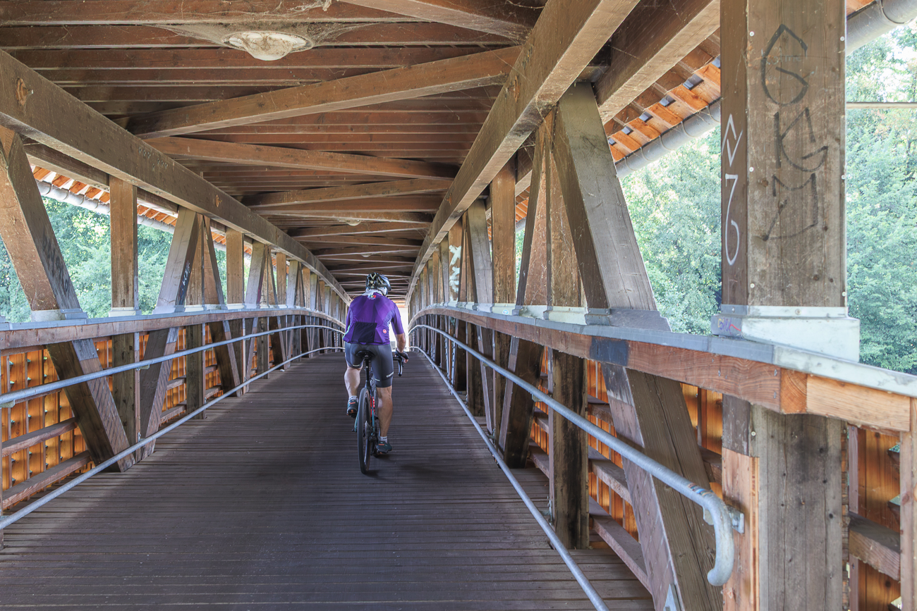 Überdachte Holzbrücke über die Murg
