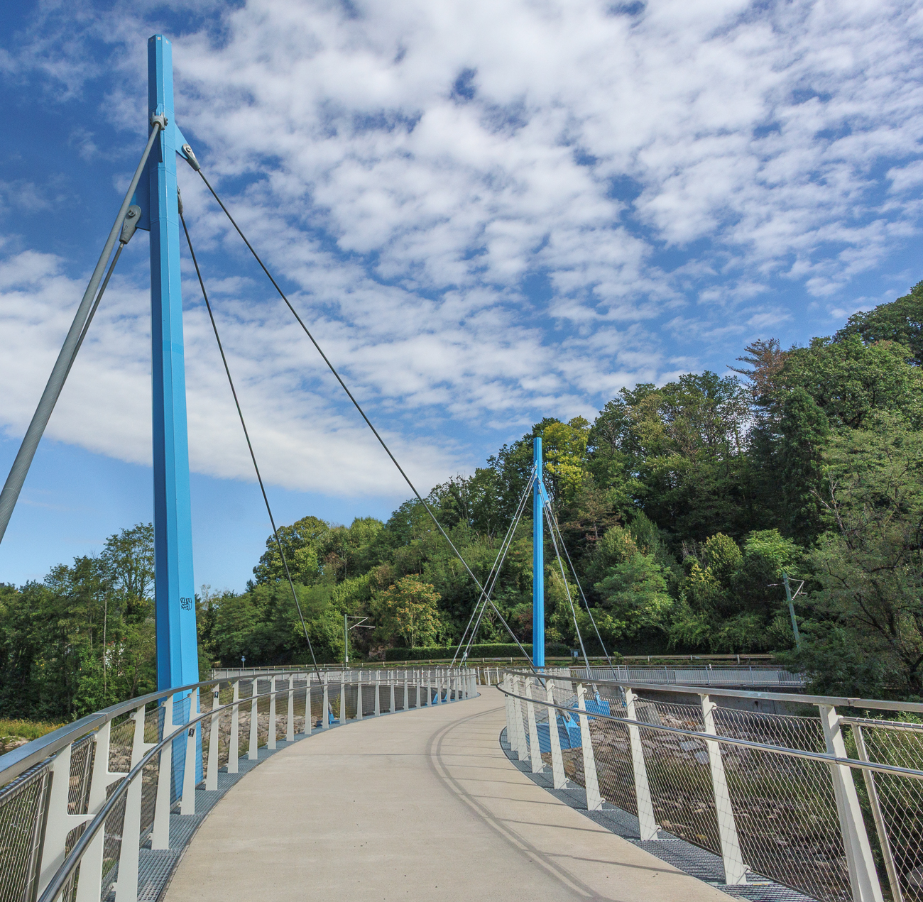 Die Toni-Huber-Brücke, eine markante blaue Hängebrücke für Fußgänger und Radfahrer im Murgtal