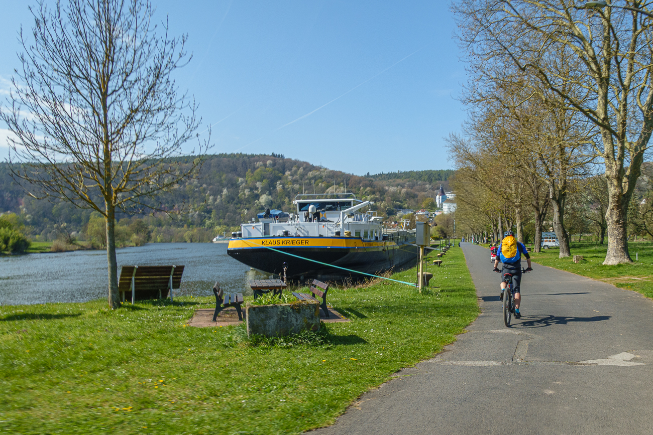 Flussschiffe am kleinen Hafen