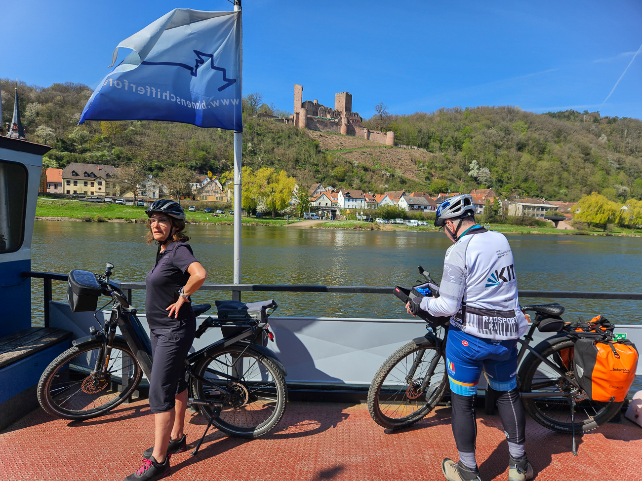 Fotoapparat wieder wegpacken (Die Dame geh&ouml;rt nicht zu uns)