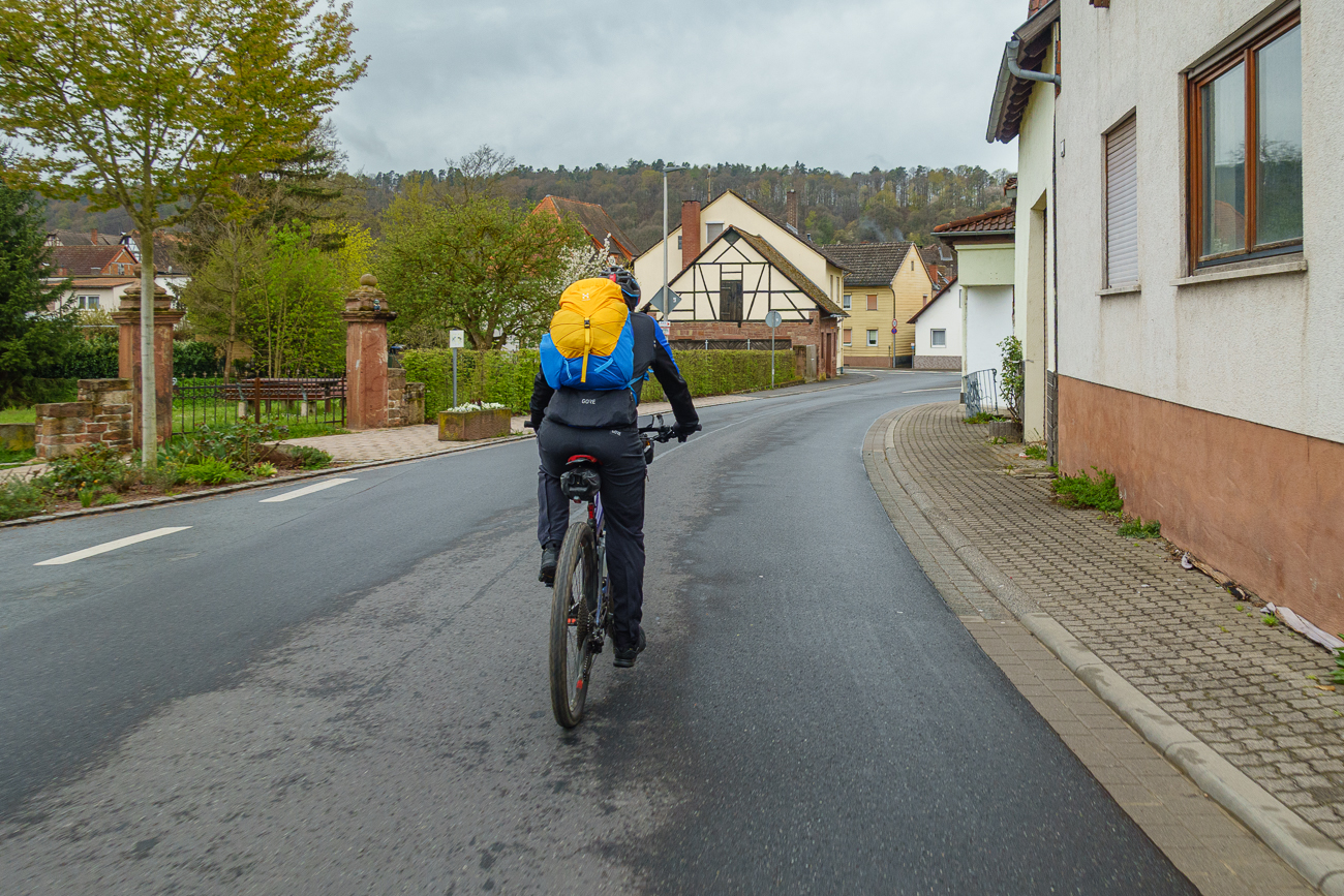 Start in Klingenberg, Stra&szlig;e ist noch nass, aber der Himmel ist trocken