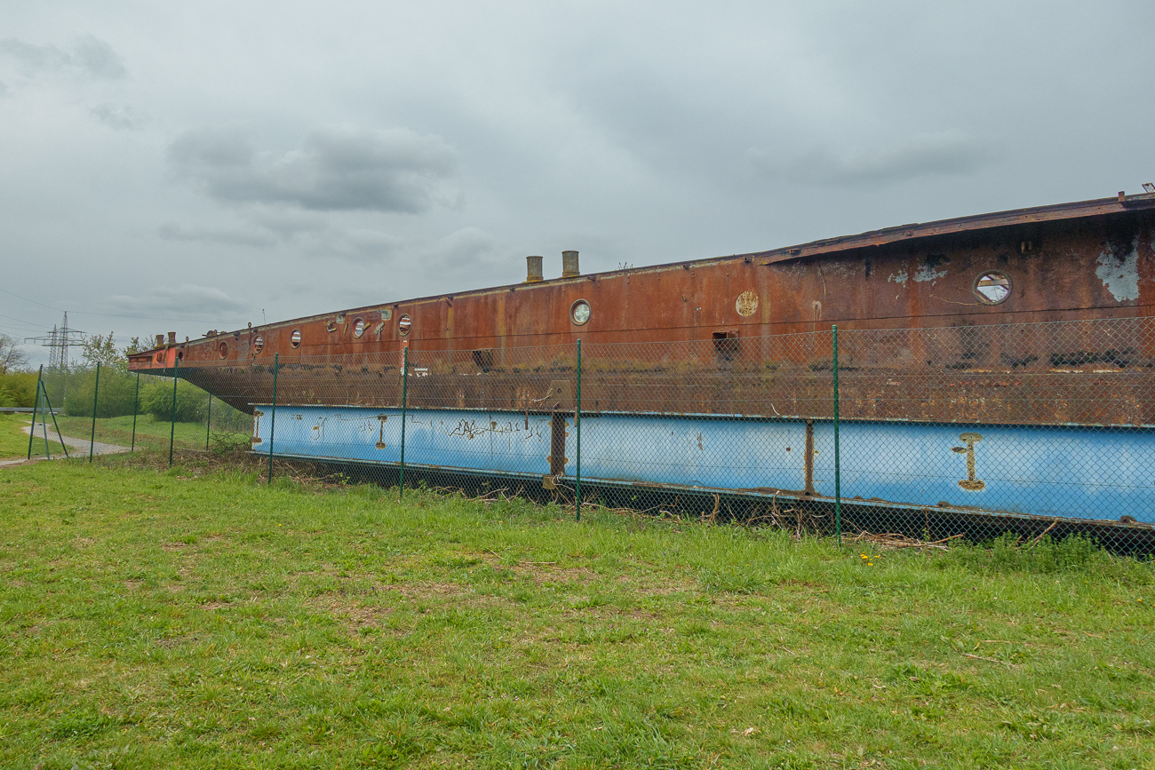 Das ist die M&auml;&auml;kuh, ein dampfbetriebendes Kettenschiff ...