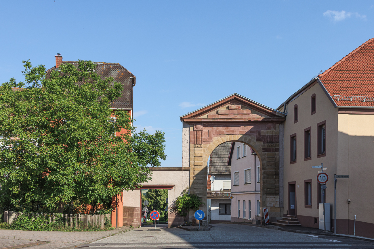 Das Obere Stadttor in Hornbach wurde 1785 im klassizistischen Stil erbaut und ersetzte einen &auml;lteren Torbogen mit urspr&uuml;nglich f&uuml;nf T&uuml;rmen