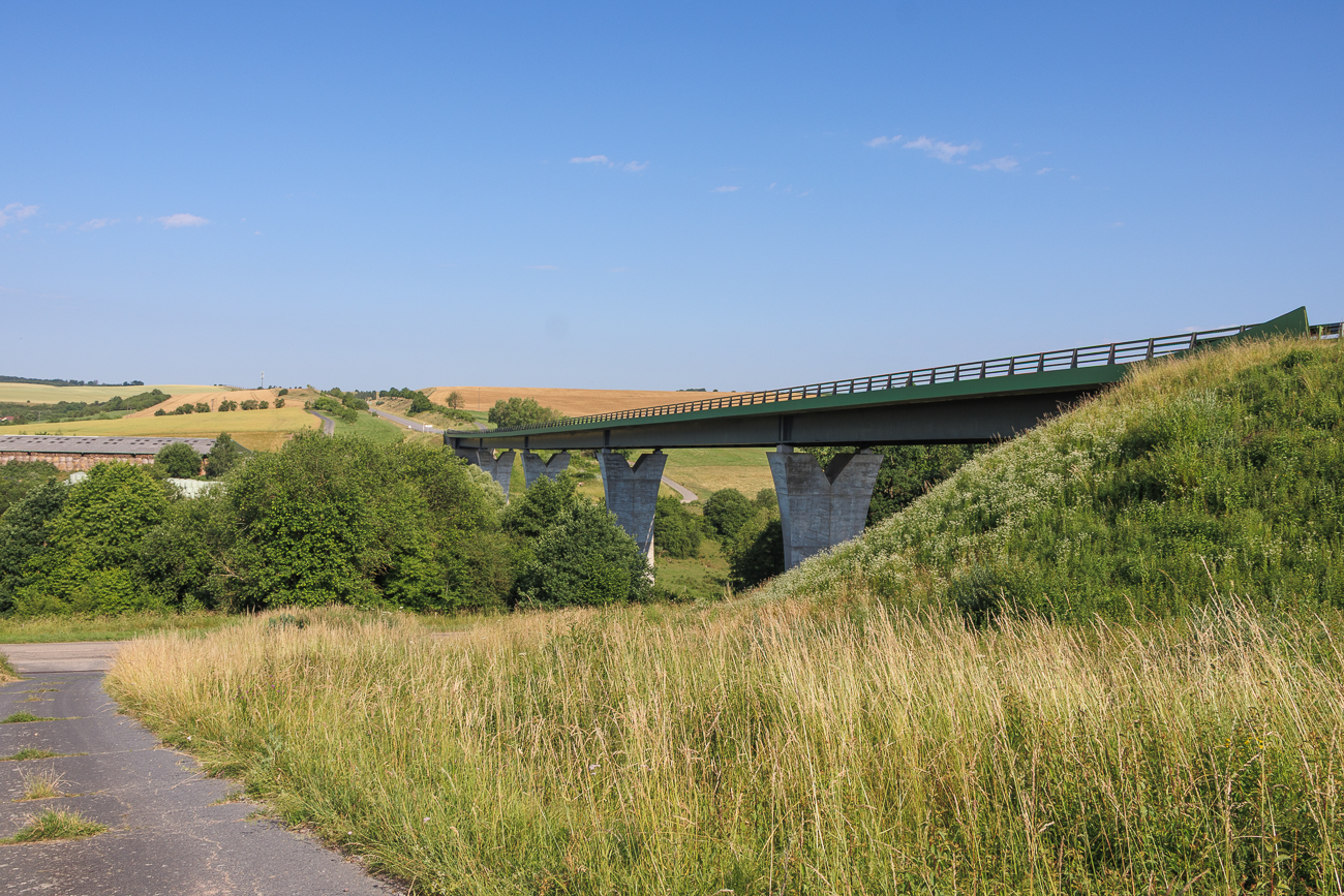 Die Br&uuml;cke bei Volmunster dient als wichtige Verkehrsverbindung in dieser l&auml;ndlich gepr&auml;gten Region