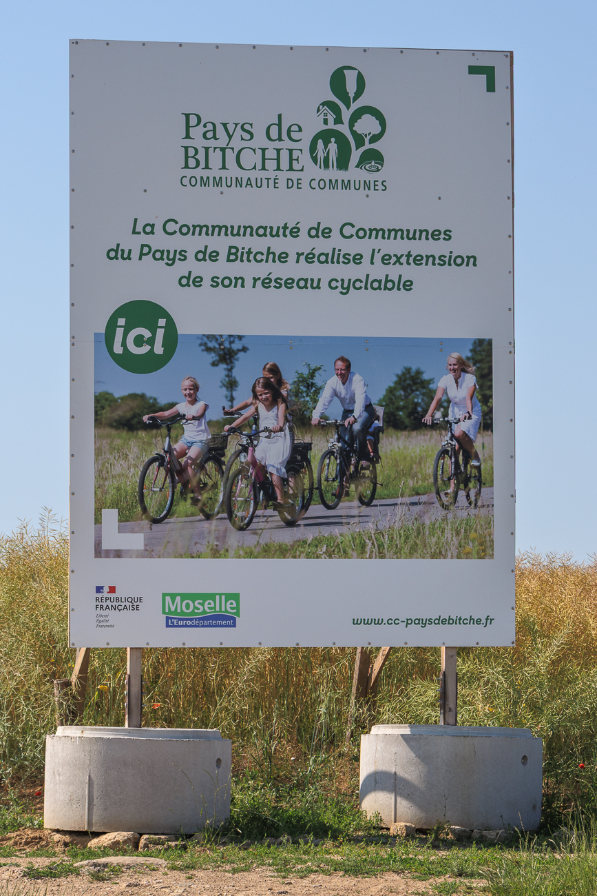 &Uuml;bersetzt: "Die Gemeinschaft der Gemeinden Pays de Bitche baut hier ihr Radwegenetz aus"Anmerkung: Ist auch bitter n&ouml;tig, der Europ&auml;ische M&uuml;hlenradweg verl&auml;uft gr&ouml;stenteils auf Landstra&szlig;en!