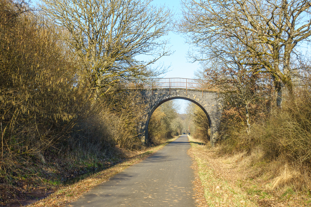 Eine von mehreren Br&uuml;cken &uuml;ber den Bahnradweg