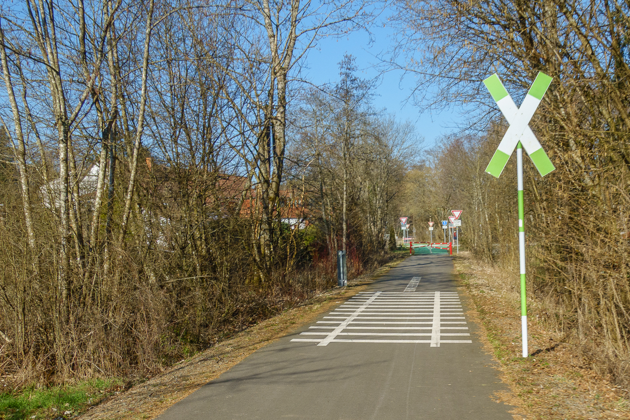 Erinnerung an die fr&uuml;heren Gleise auf dem Bahnradweg