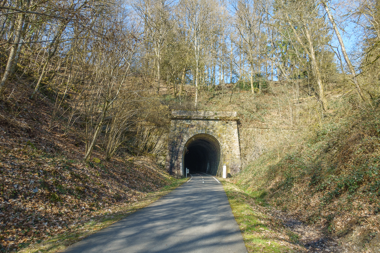 Der erste von zwei Tunneln, nur dieser ist beleuchtet