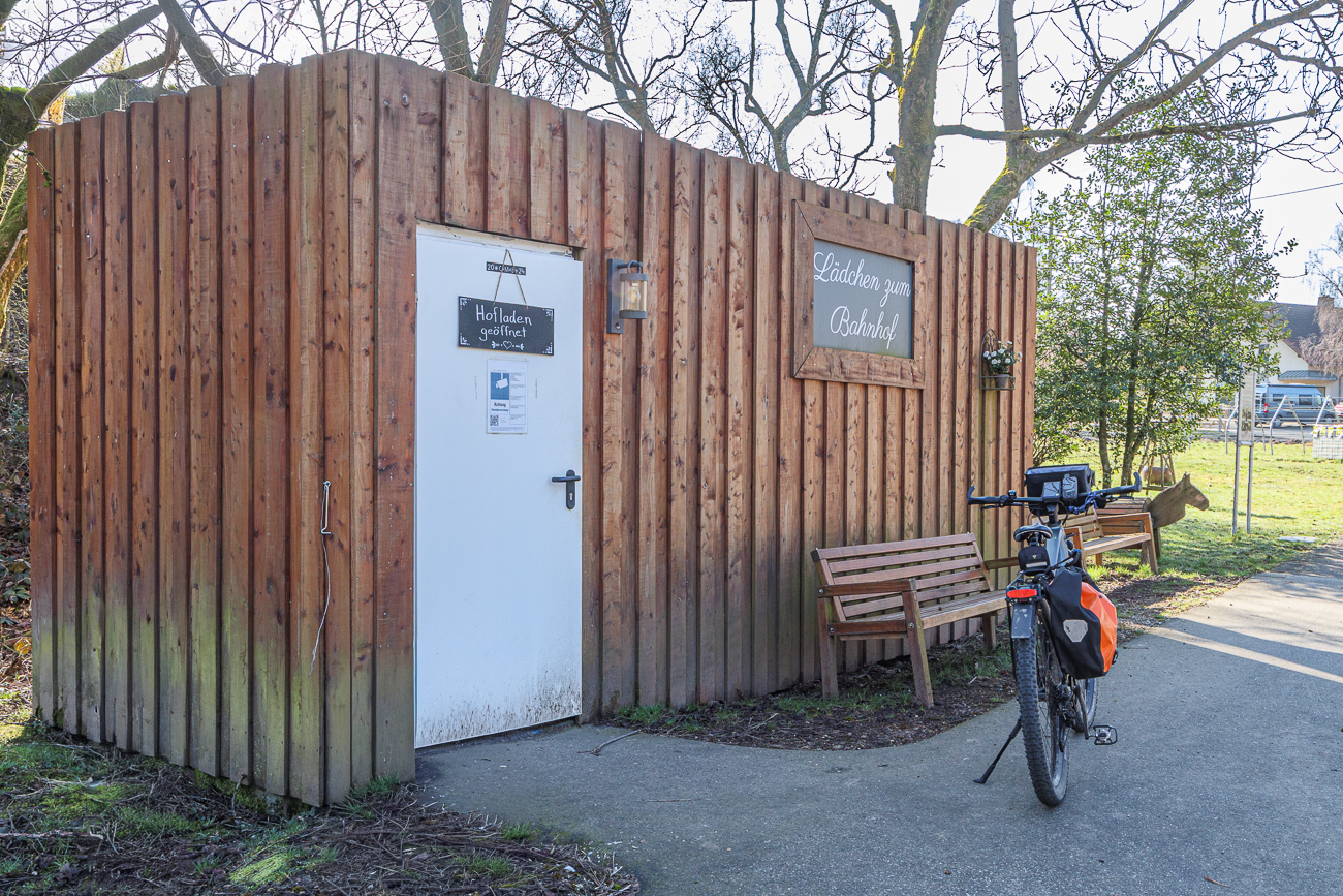 Nun bin ich wieder beim L&auml;dchen am Bahnhof in Schwarzenbach