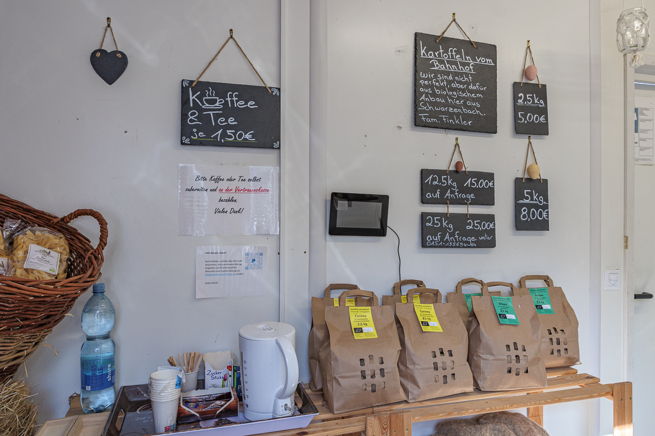 ... Nudeln, Kartoffeln und auch Kaffee/Tee zum selbst zubereiten. Bezahlt werden kann auch per App, falls man kein passendes Kleingeld dabei hat
