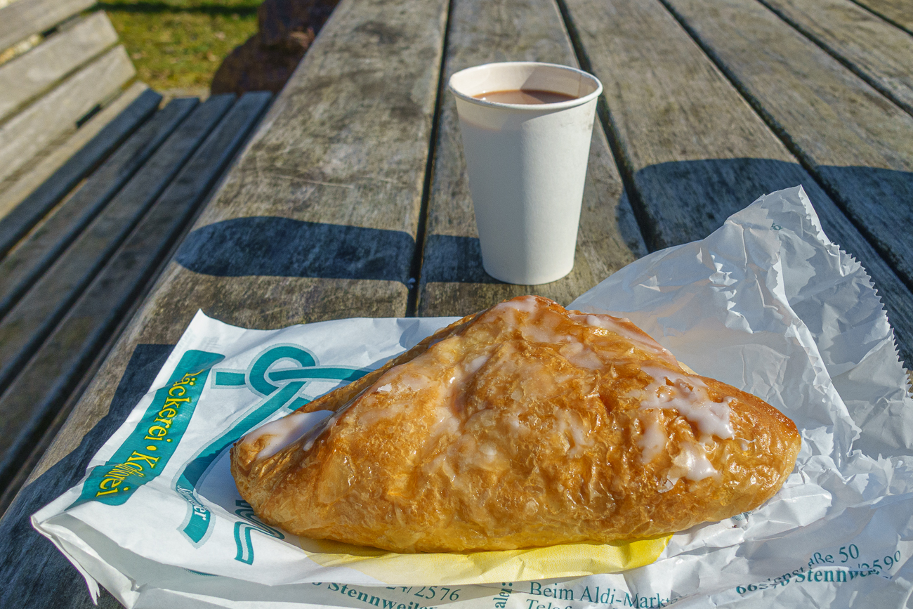Ich bereite mir einen Kaffee zu und freue mich &uuml;ber die mitgebrachte Apfeltasche ...