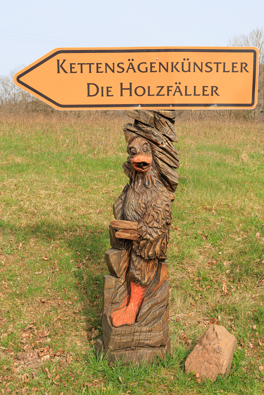 Kettens&auml;genkunst am Stra&szlig;enrand