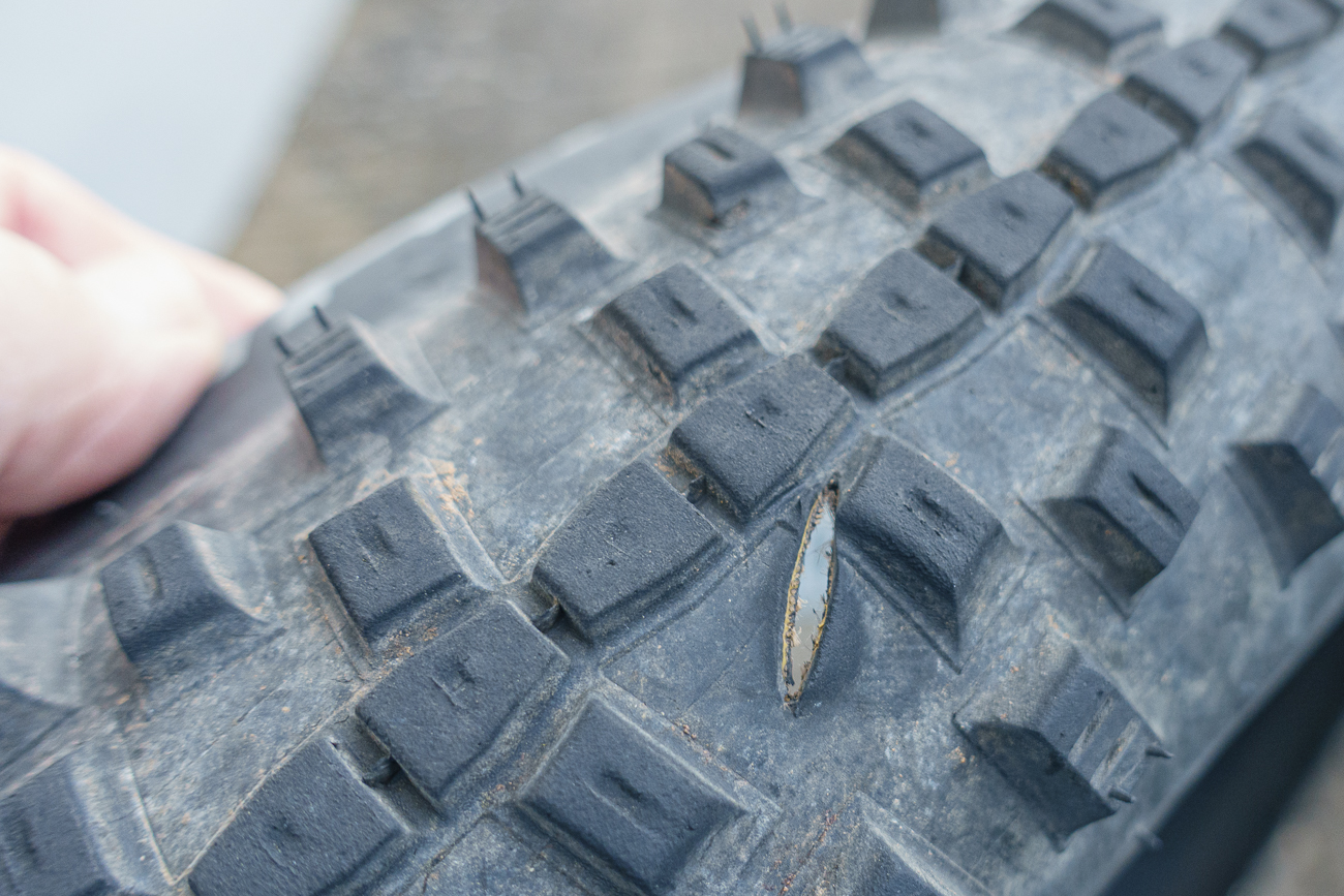 Nicht nur ein einfacher Plattfu&szlig;, sondern der Mantel hat einen Riss. Eine Weiterfahrt ist so nicht m&ouml;glich :-(