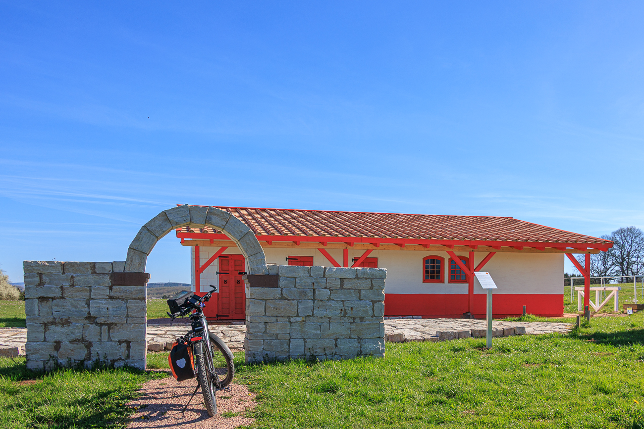 An der R&ouml;merstra&szlig;e wurde inzwischen ein originalgetreues r&ouml;misches Geb&auml;ude erbaut. Damals eine Raststation f&uuml;r Reisende