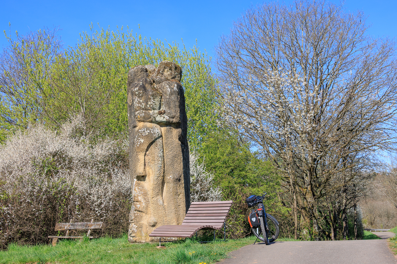 Skulptur an der Strecke ...