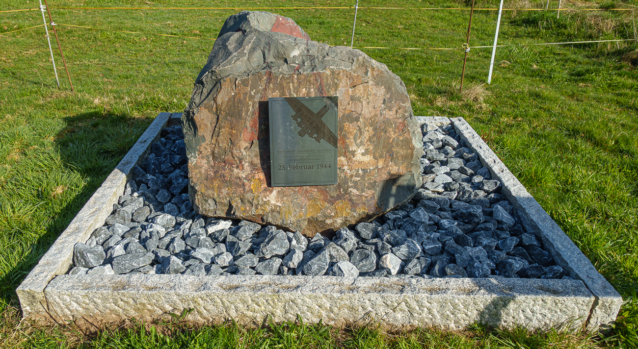Mahnmal zum Gedenken an einen abgest&uuml;rzten, amerikanischen Bombers