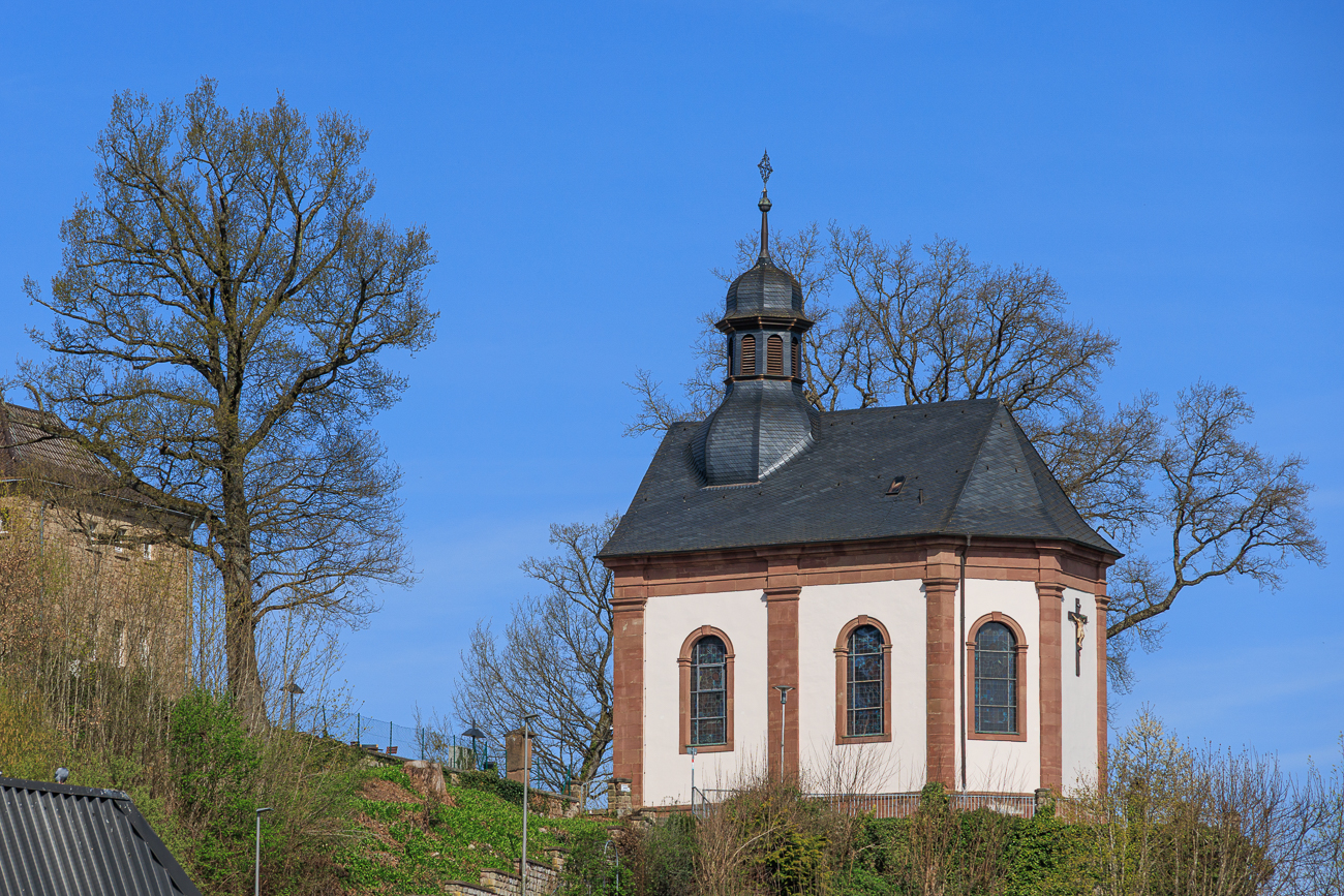 Die Heilig-Kreuz-Kapelle steht auf einer Anh&ouml;he &uuml;ber Blieskastel