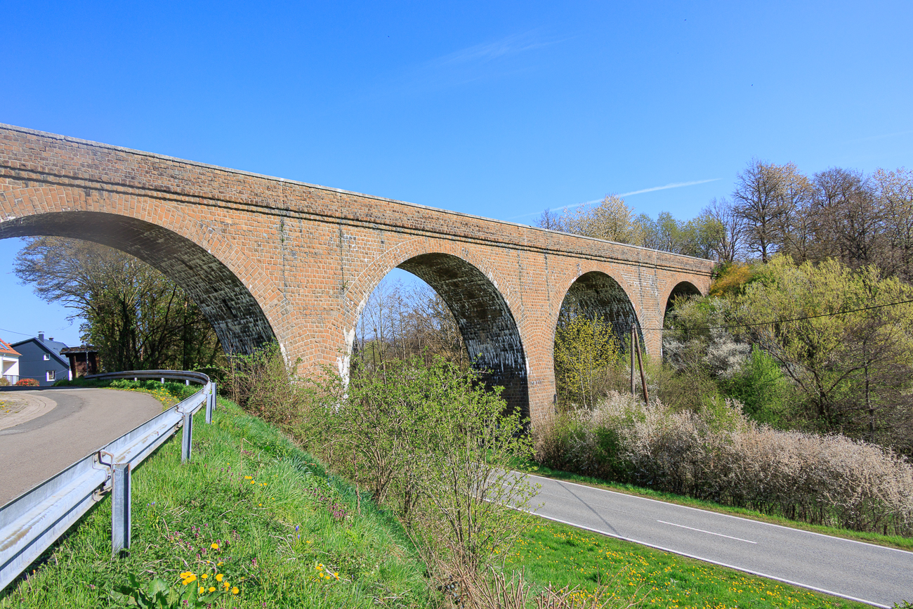 Das Viadukt bei Haupersweiler ist eine markante, denkmalgeschützte 4-bogige Sandstein-Rundbogenbrücke der Ostertalbahn