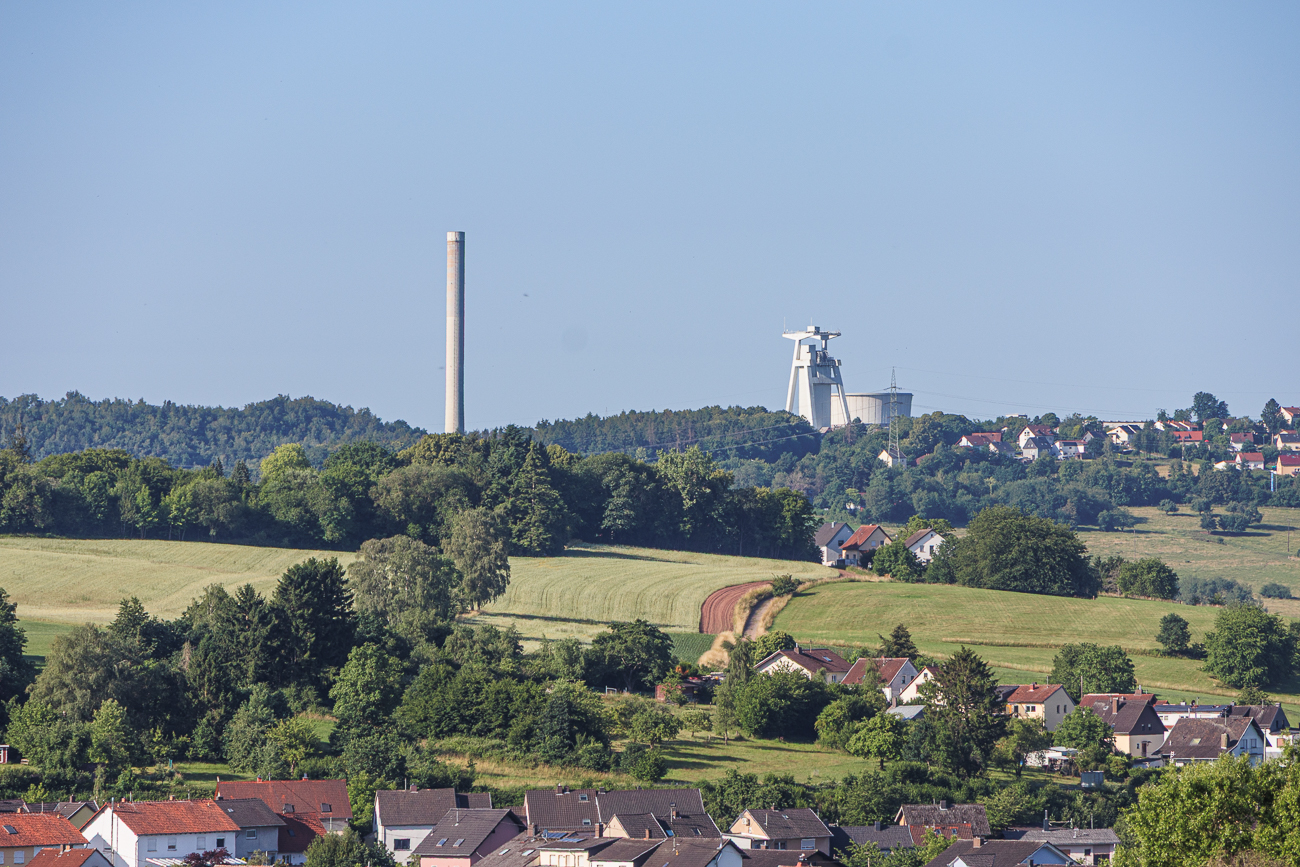 Auch immer am Horizont zu entdecken, die ehemalige Grube G&ouml;ttelborn bzw. das Kraftwerk Weiher 3